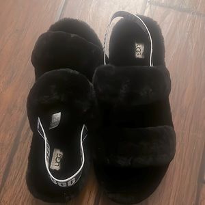 Black Ugg sandals fluffy black comfortable shoes wit Ugg strap black and white.